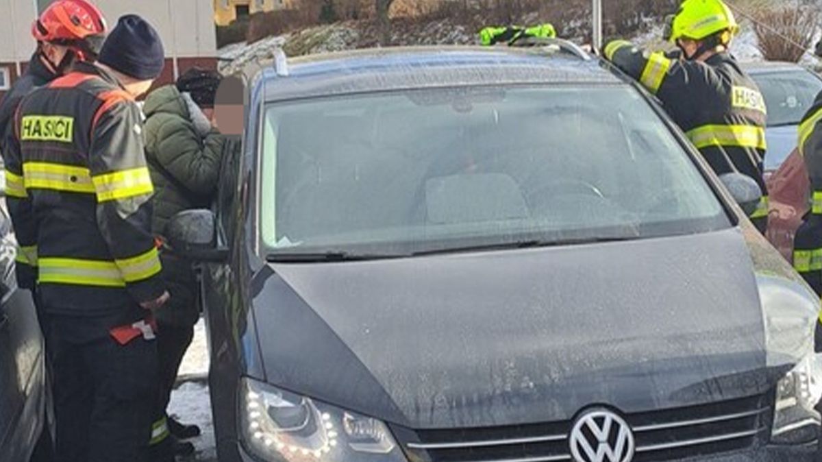 Chlapec v Plzni zůstal uvězněný v autě, zachránili ho hasiči